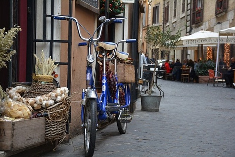 Bicicletta parcheggiata nel centro storico di Roma