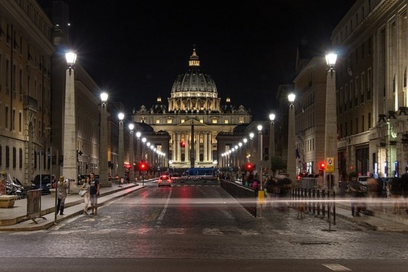 Strada che porta al Vaticano di sera