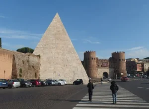 Visitare la Piramide Cestia e il Cimitero Acattolico: itinerario insolito a Roma