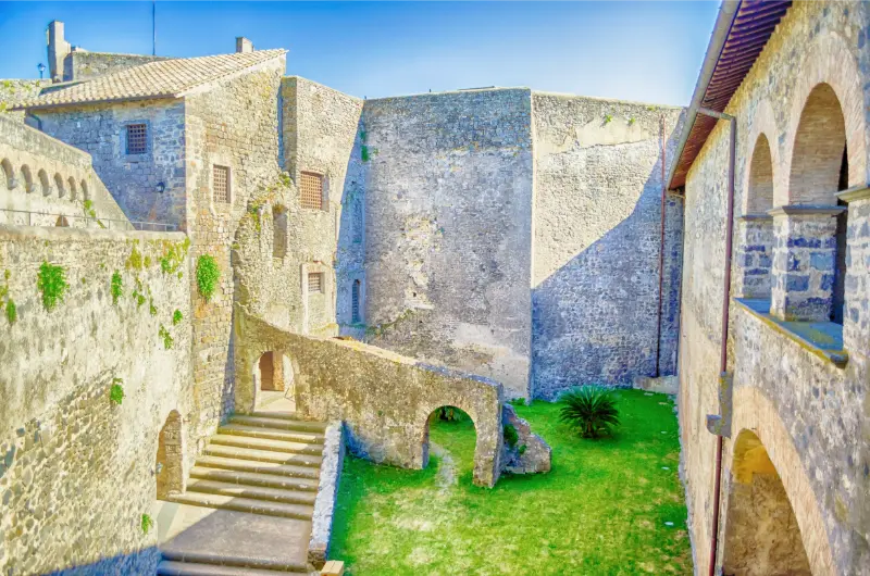 Cortile interno del Castello Orsini-Odescalchi